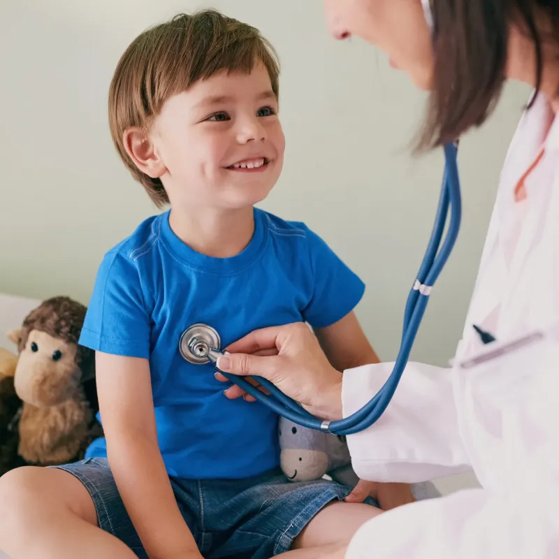 Criança em consulta pediátrica